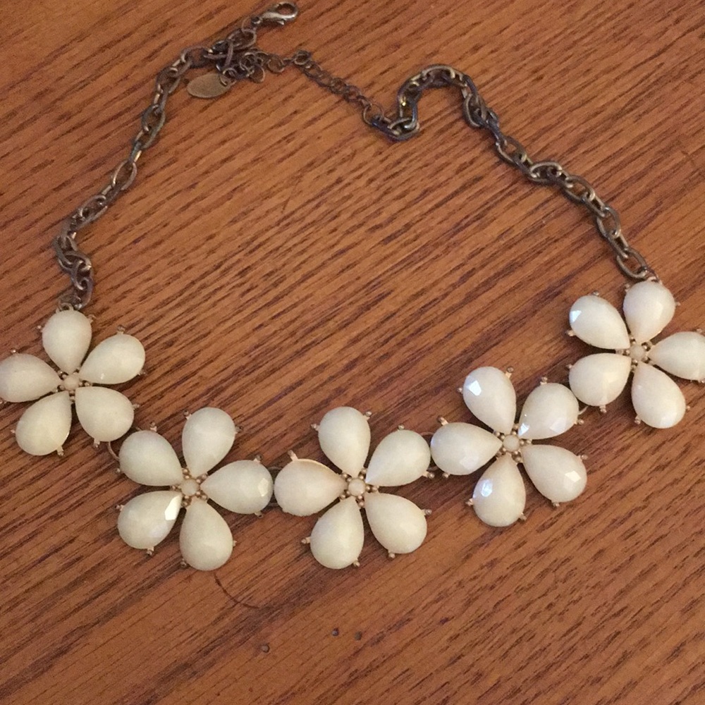 Creme flowers necklace